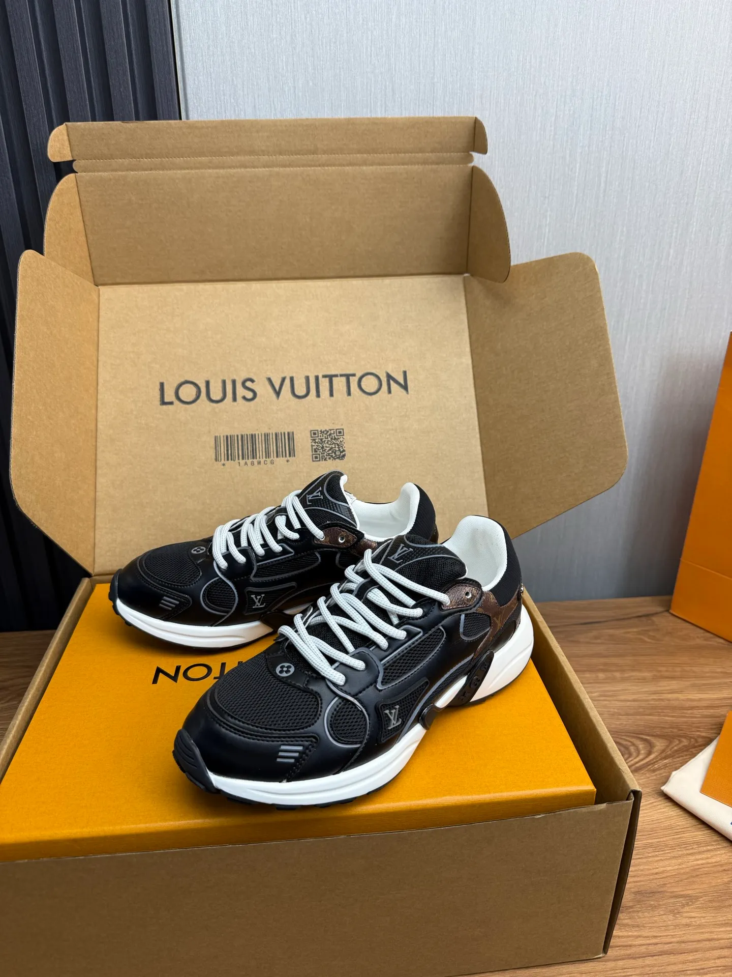 Men's shoes 💰600💰 🌈LV | Louis Vuitton 2025𝐬𝐬 🧡💚2025 spring and summer new style top version‼ ️The original version is the same. The counter specializes in the latest casual shoes. Hard goods are new🆕 🔥🔥🔥Top version: Couple model LV Louis Vuitton L House Donkey brand The latest Olympia series Couple model Silver Horn King Casual sneakers Running shoes This LV Olympia sneaker combines mesh fabric and metallic synthetic leather and other technical fabrics to reinterpret the classic running shoe design with a neat and simple design. Lightweight EVA outsole provides a stretchy fit. Rich details such as Monogram embossing and LV letters establish recognition. Exquisite packaging at the delivery counter 🛍📦 ▪️Fabrics: Original imported technical fabric + mesh ▪️Inner lining: Original customized breathable mesh ▪️Sole: Original molded rubber foam material ▪️Sole thickness: 3.5CM ▪️Size: 35--45 (customized for women 40 and men 45)